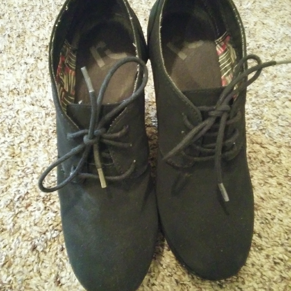 Black wedges